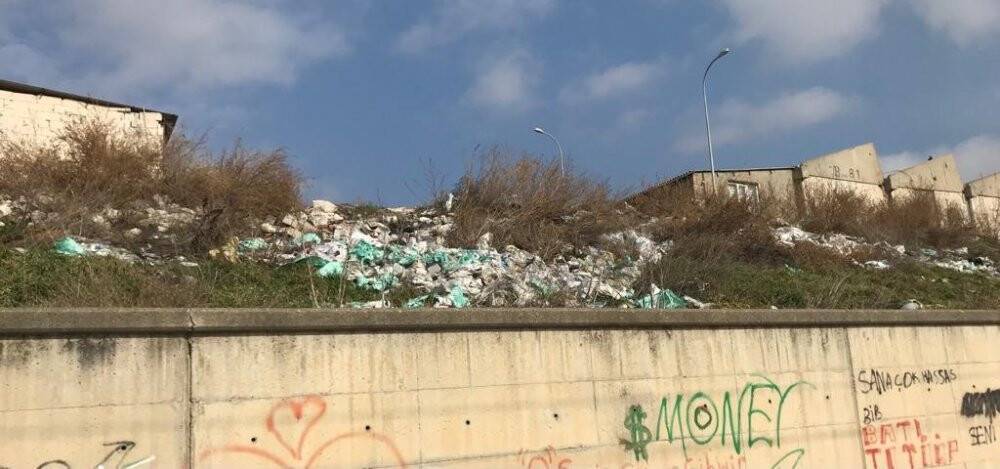 Yol kenarına atılan çöpler çevre kirliliğine neden oluyor