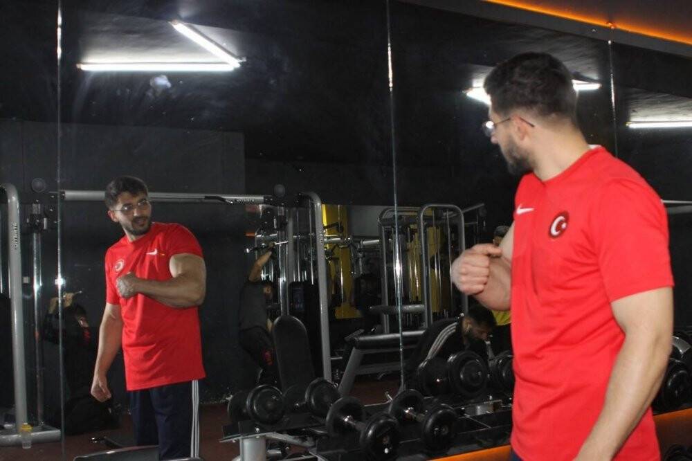 Bilek güreşi şampiyonu yeni şampiyonluklara hazırlanıyor