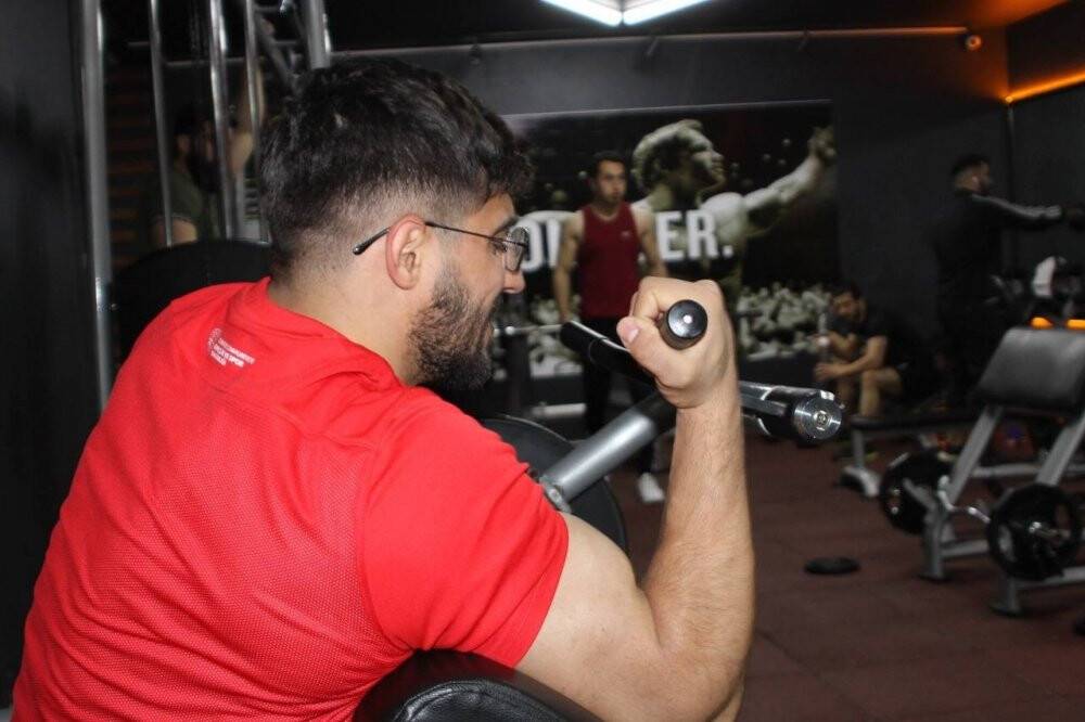 Bilek güreşi şampiyonu yeni şampiyonluklara hazırlanıyor
