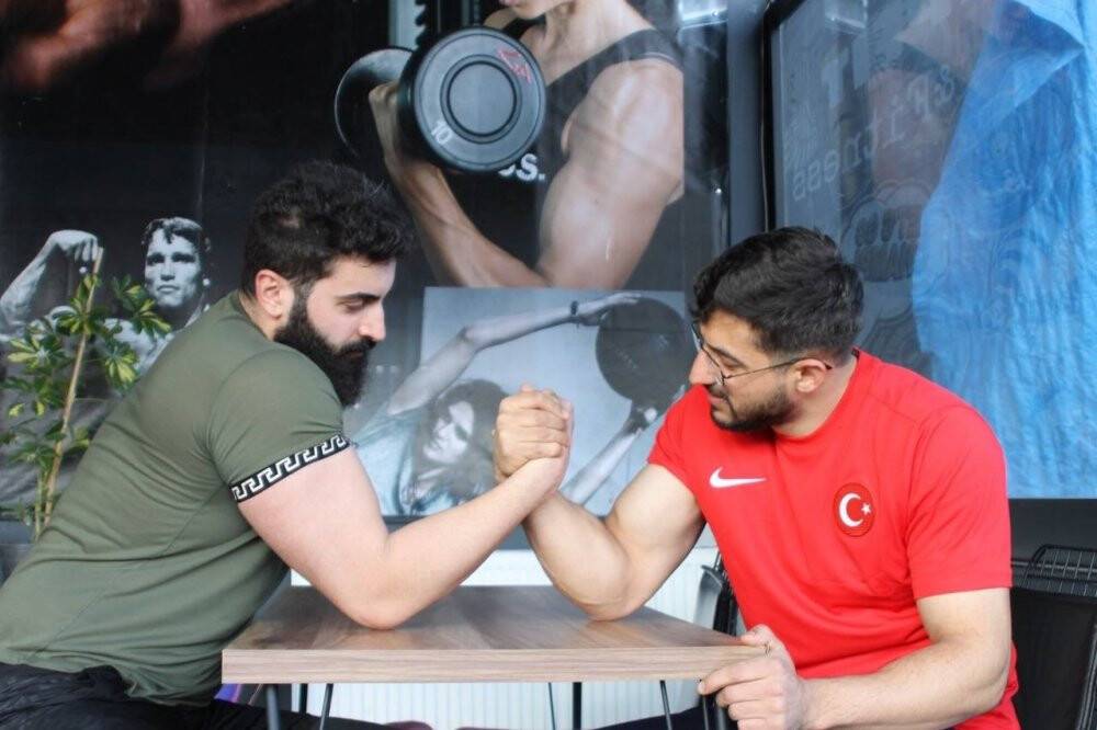 Bilek güreşi şampiyonu yeni şampiyonluklara hazırlanıyor