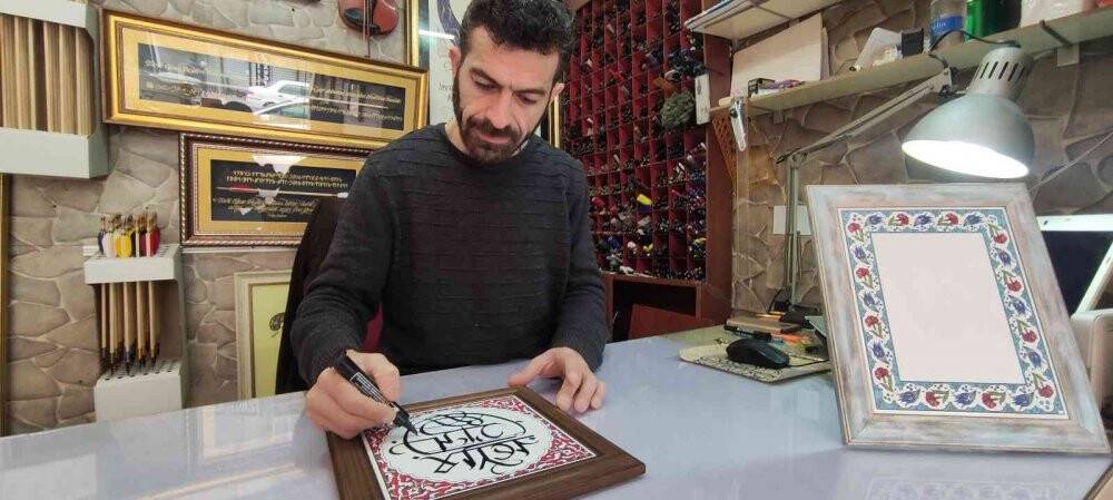 Dünya’da ki kullanılmayan 20 ayrı alfabeyle yazı yazıp turistlere satıyor