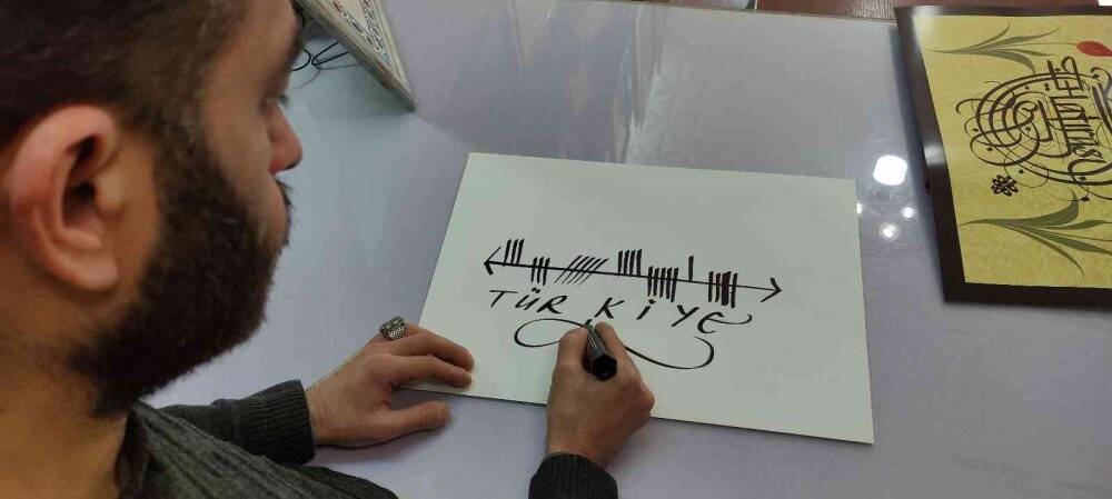 Dünya’da ki kullanılmayan 20 ayrı alfabeyle yazı yazıp turistlere satıyor