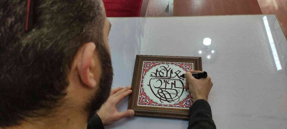 Dünya’da ki kullanılmayan 20 ayrı alfabeyle yazı yazıp turistlere satıyor