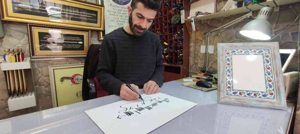 Dünya’da ki kullanılmayan 20 ayrı alfabeyle yazı yazıp turistlere satıyor