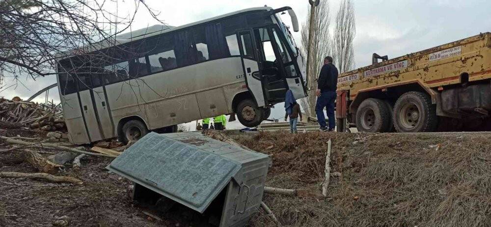 Servis minibüsünün altında kalan lise öğrencisi yaşamını yitirdi