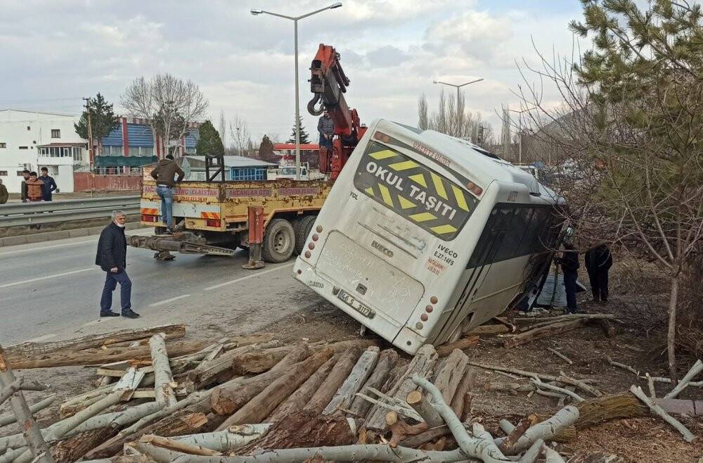 Servis minibüsünün altında kalan lise öğrencisi yaşamını yitirdi