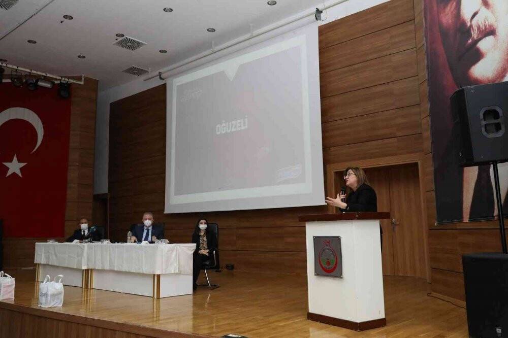 Çiftçiye 15 bin nar ve 10 bin Antep fıstığı fidanı dağıtıldı