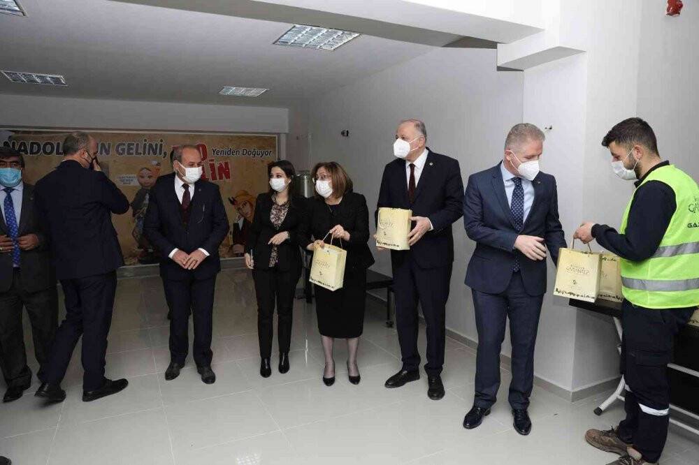 Çiftçiye 15 bin nar ve 10 bin Antep fıstığı fidanı dağıtıldı