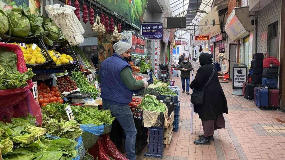 Karpuz tezgaha düştü, fiyatı dudak uçuklattı