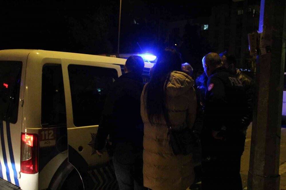 Kız arkadaşı telefonunu engelledi, çatıya çıktı
