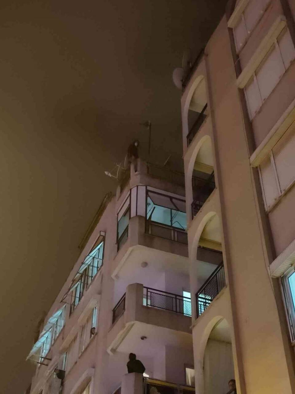 Kız arkadaşı telefonunu engelledi, çatıya çıktı