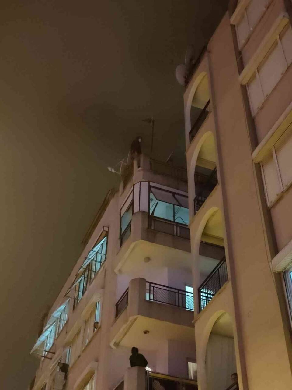 Kız arkadaşı telefonunu engelledi, çatıya çıktı