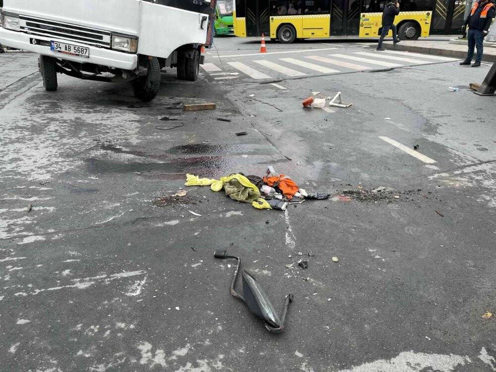 Şişli’de yakıt almaya giden kamyonet yan yattı, o anlar kamerada