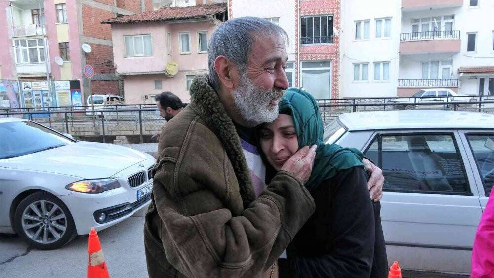 Ukrayna’dan Türkiye’ye tahliye edilen anne ve çocukları ailesine kavuştu, gözyaşları sel oldu