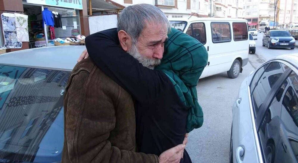 Ukrayna’dan Türkiye’ye tahliye edilen anne ve çocukları ailesine kavuştu, gözyaşları sel oldu