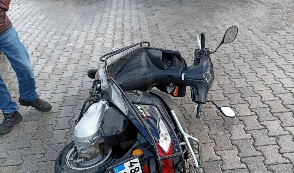 Ehliyetsiz sürücü motosiklete çarptı: 1 yaralı