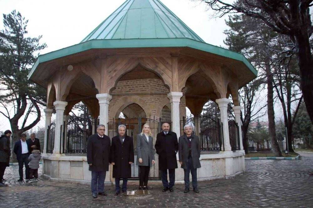 Pelin Çift ve Tufan Gündüz’den Nasreddin Hoca Türbesi’ne ziyaret