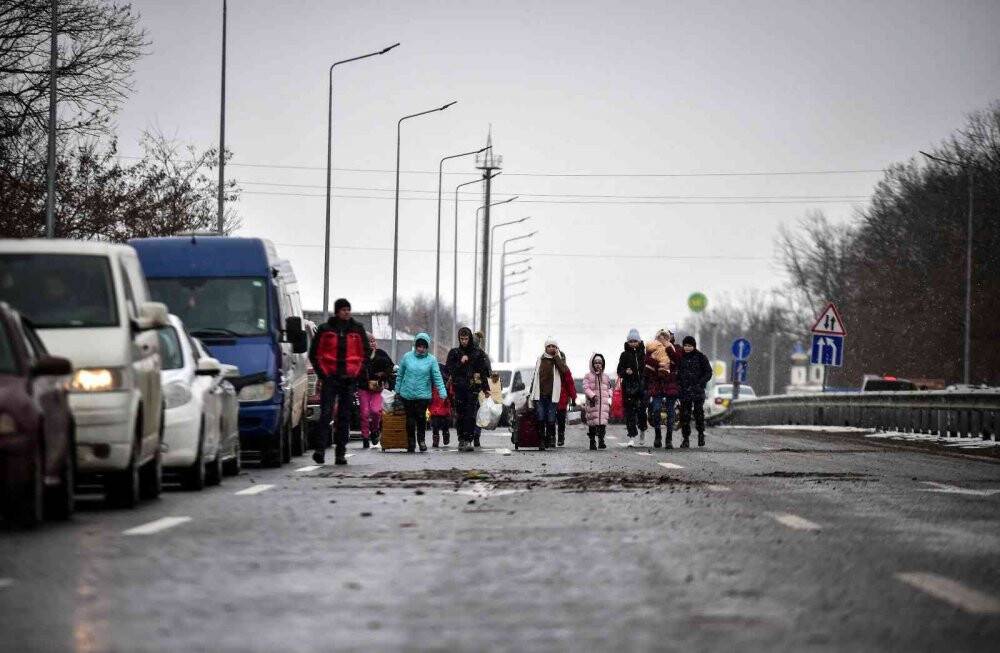 Ukraynalılar Romanya sınırını yürüyerek geçmeye çalışıyor
