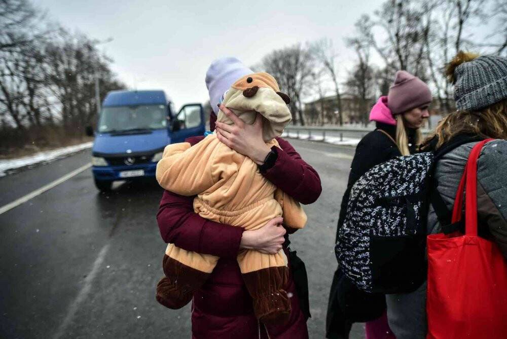 Ukraynalılar Romanya sınırını yürüyerek geçmeye çalışıyor