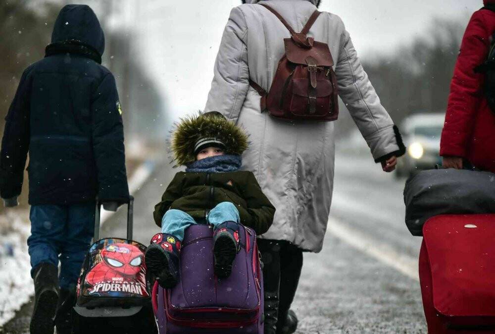 Ukraynalılar Romanya sınırını yürüyerek geçmeye çalışıyor