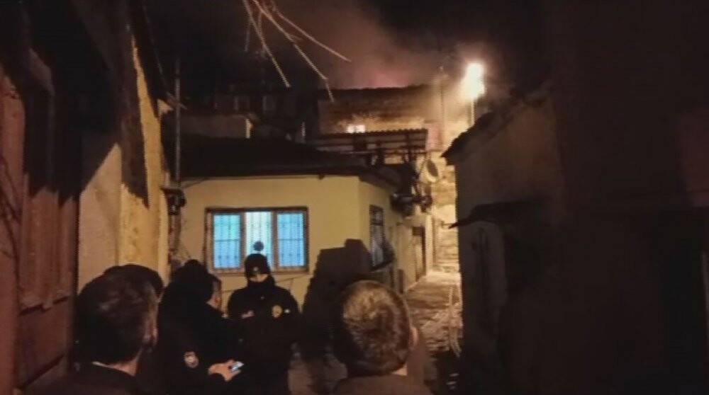 İzmir’de tarihi müstakil taş ev alevlere teslim oldu