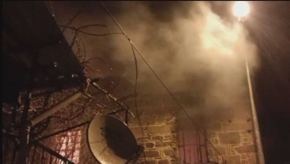 İzmir’de tarihi müstakil taş ev alevlere teslim oldu