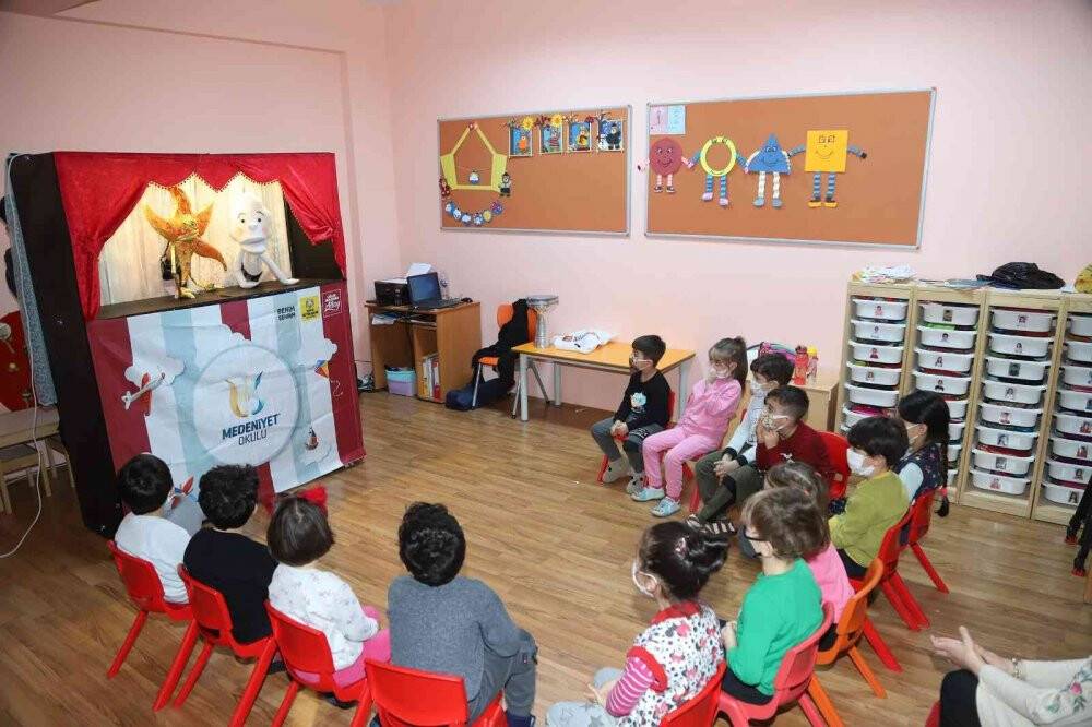 Konya Büyükşehir tiyatro oyunlarıyla öğrencilerin gelişimine katkı sağlıyor