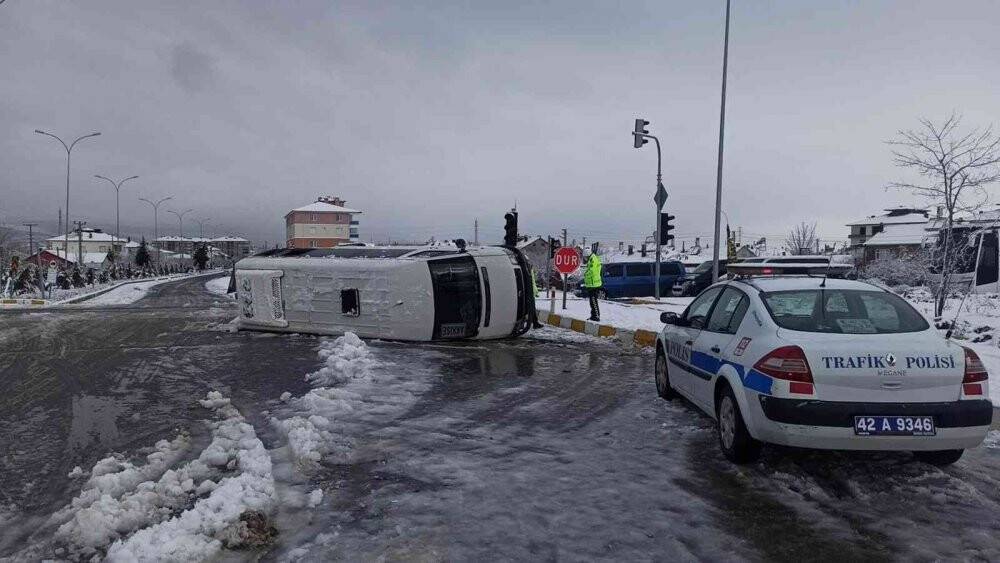 Konya’da işçi taşıyan servis minibüsleri çarpıştı: 14 yaralı