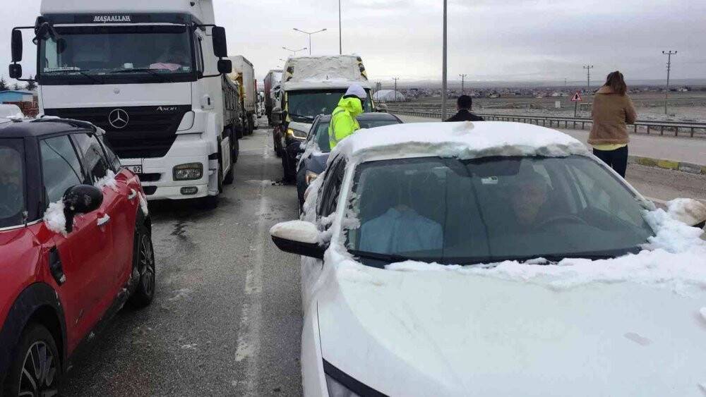 Kulu’da kar yağışı ve buzlanma ulaşımı aksatıyor