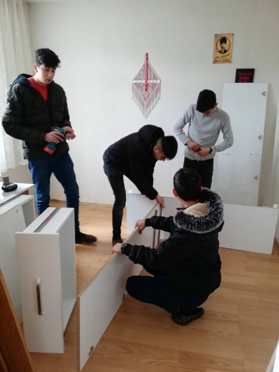 Meslek lisesi öğrencileri ihtiyaç sahibi ailelerin yanlarında oluyor