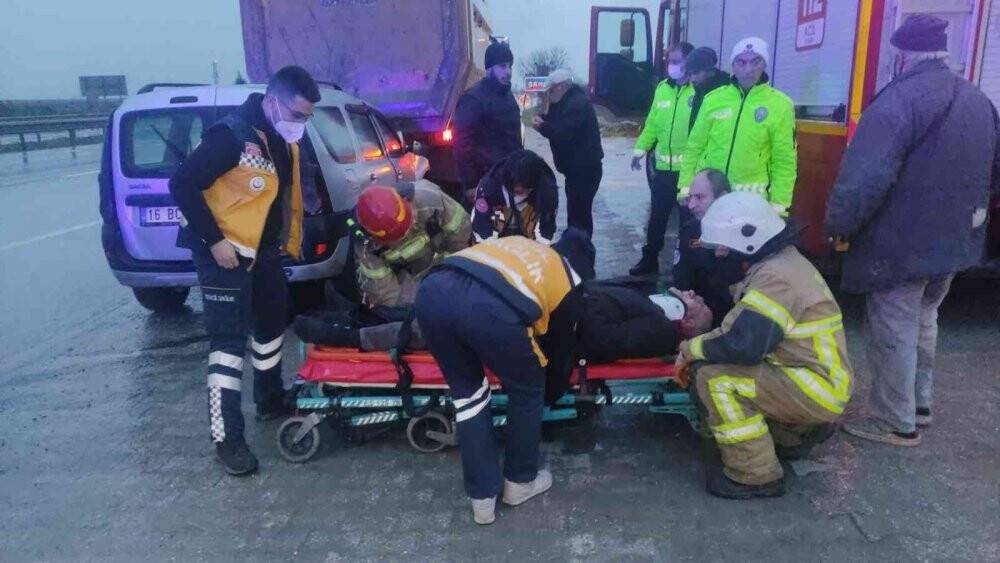 Otomobil kamyona arkadan çarptı, yaşlı adam ağır yaralandı