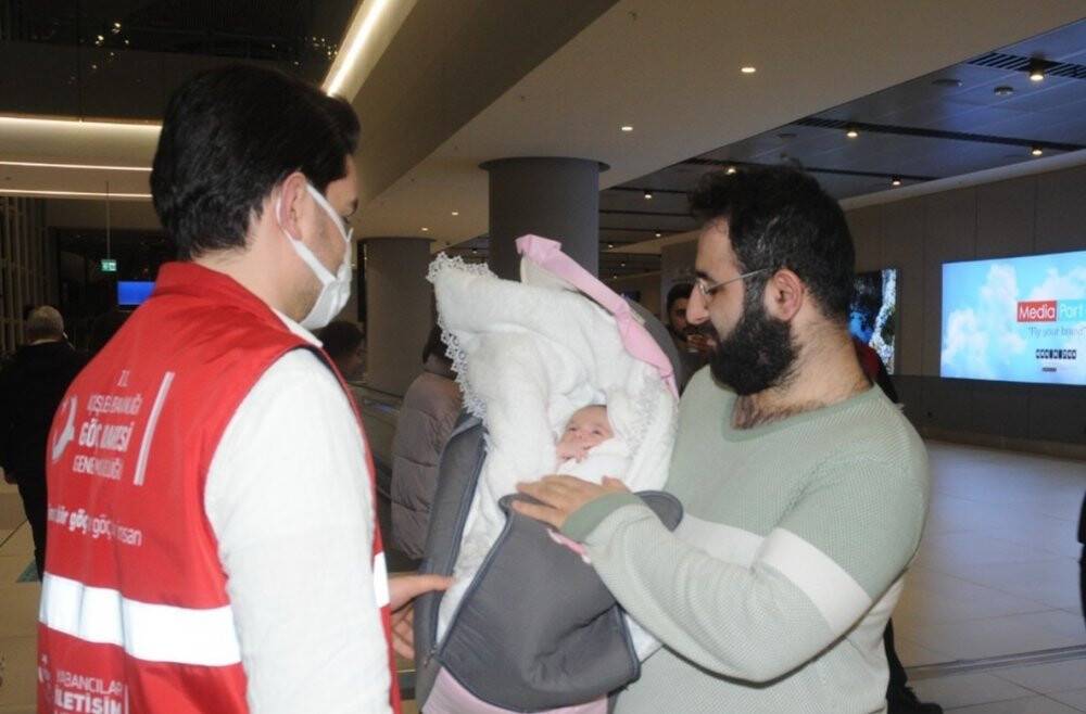 Savaştan üç saat önce doğan bebek ailesiyle birlikte yurda döndü