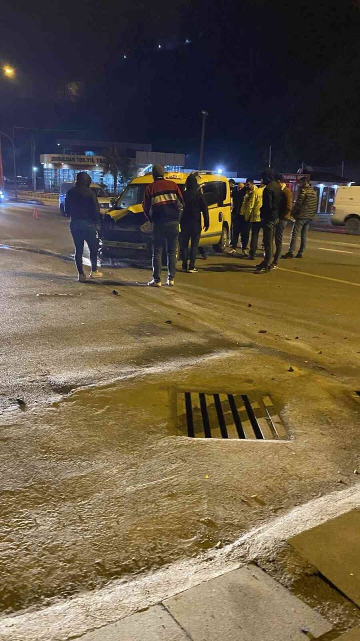 Ticari taksi otomobile çarptı