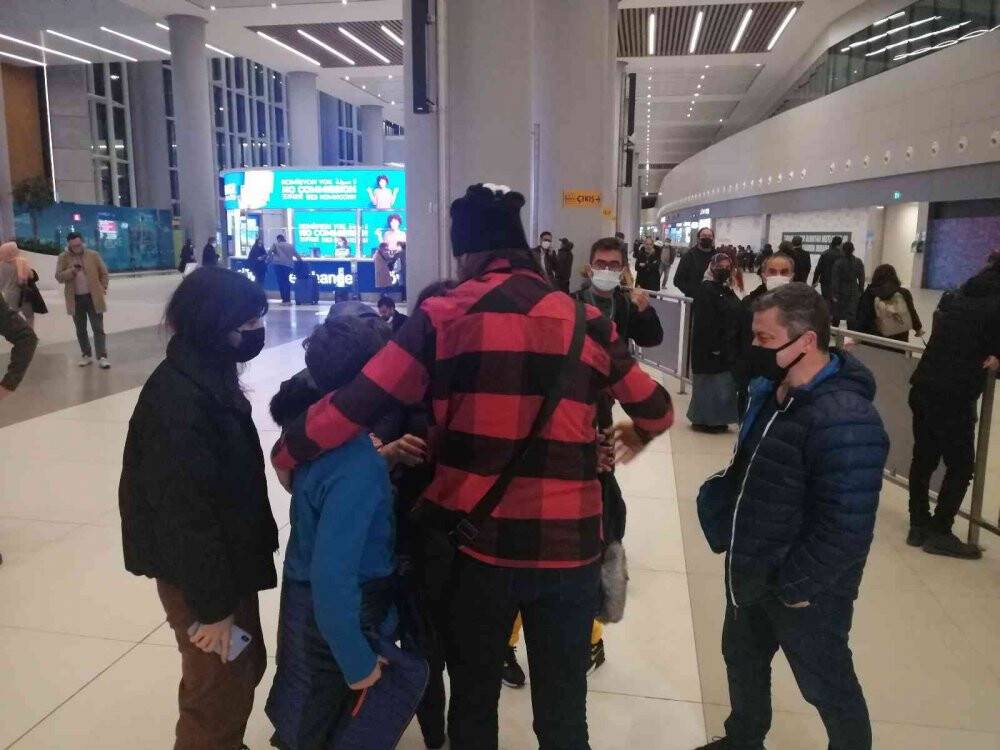 Ukrayna’dan dönen Türkler gözyaşlarıyla karşılandı