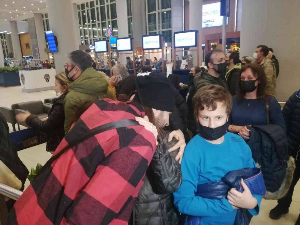 Ukrayna’dan dönen Türkler gözyaşlarıyla karşılandı