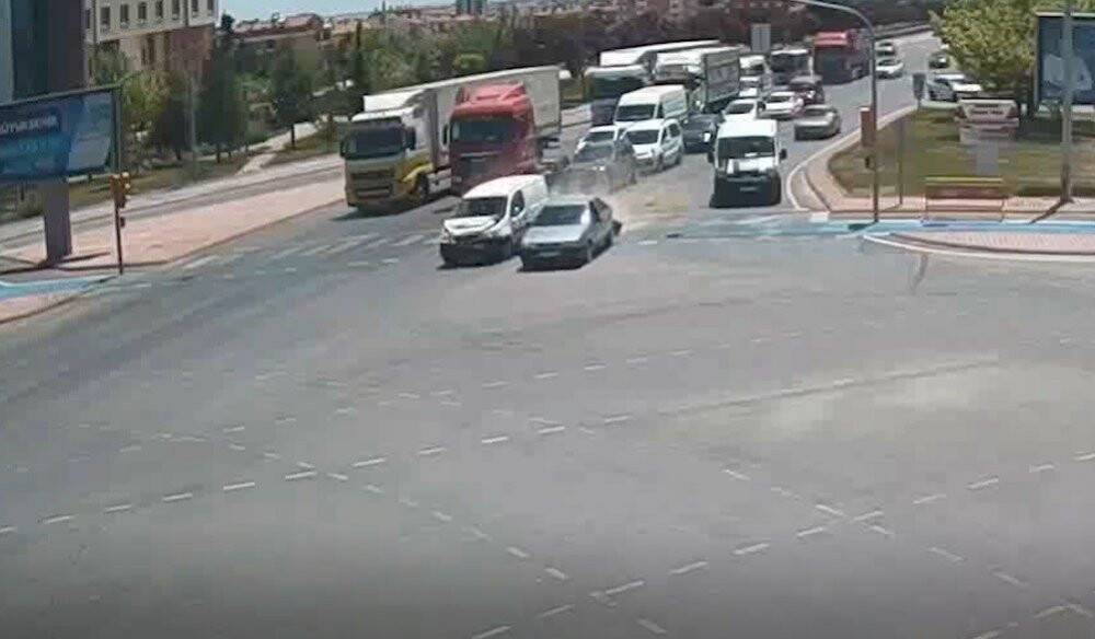 Konya’da facianın eşiğinden dönülen kazalar kamerada