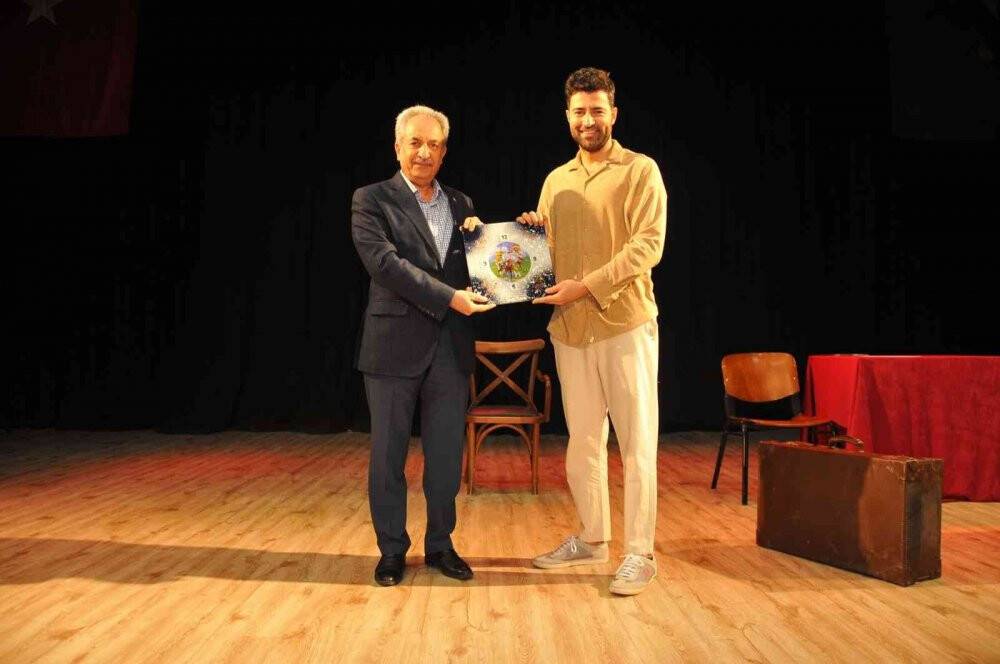 Akşehir’de tek kişilik tiyatro oyunu ilgi gördü