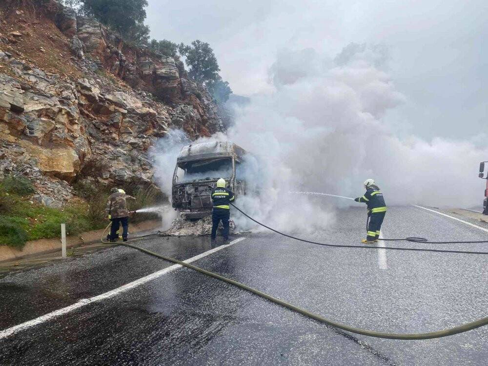 Balık yemi yüklü kamyon tamamen yandı