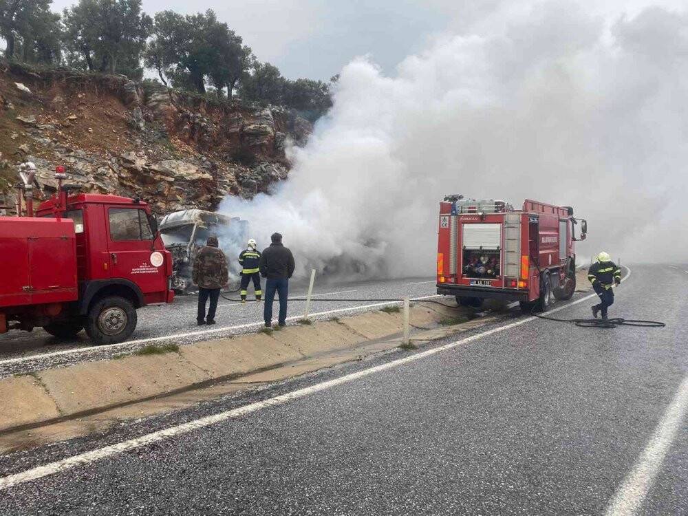 Balık yemi yüklü kamyon tamamen yandı