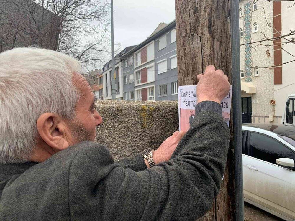 Sokak sokak gezerek  köpeklerini arıyor