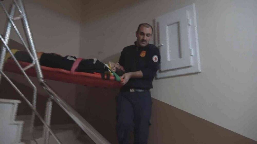 4. kattan düşen şahsı kurtarmak için zamanla yarıştılar
