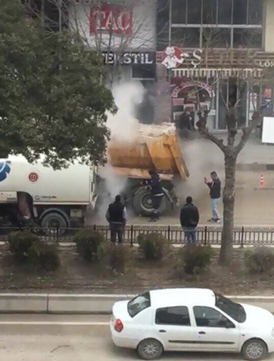 Bilecik’te aracının lastiği tutuşan sürücü alevleri söndürmek için büfeden su taşıdı