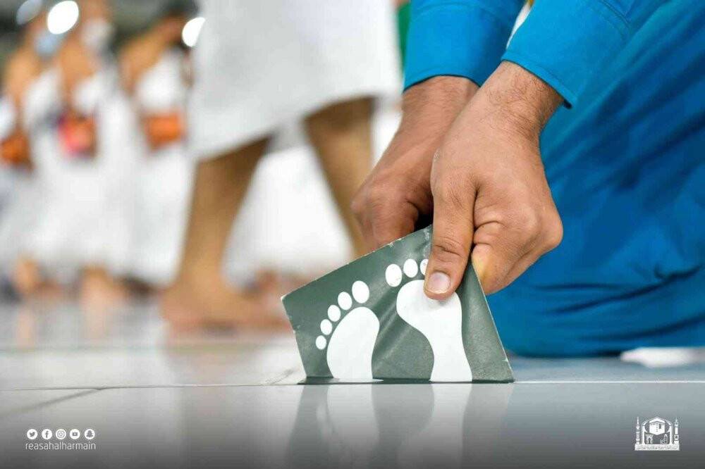 Kabe’de sosyal mesafe etiketleri çıkartıldı