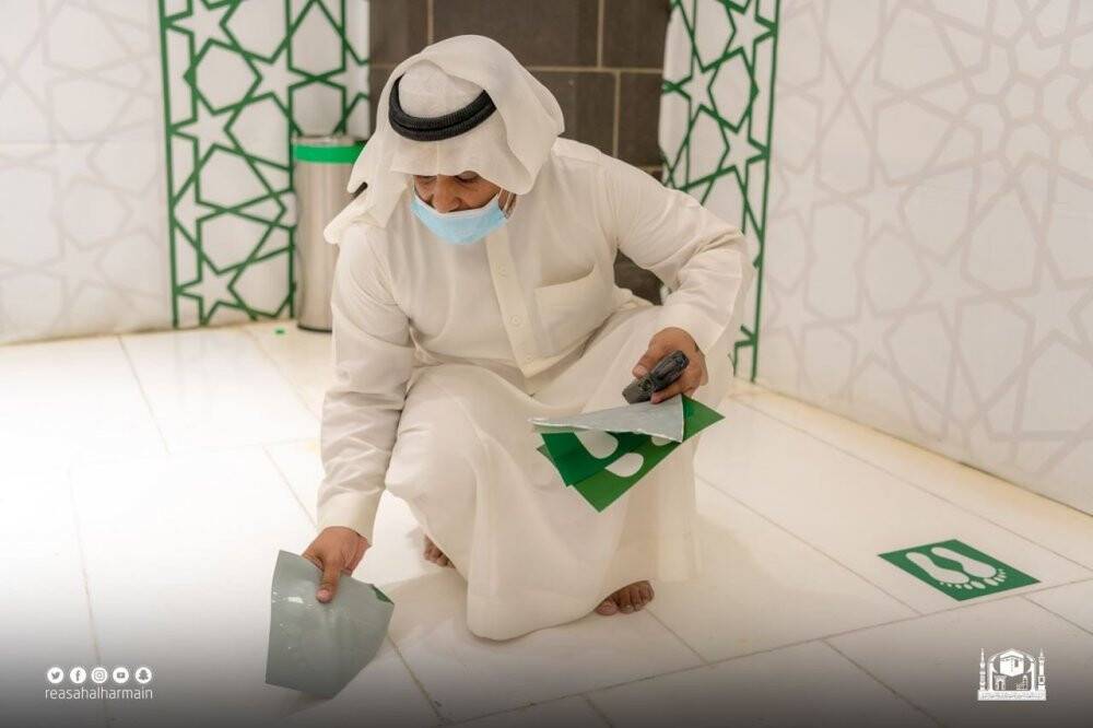 Kabe’de sosyal mesafe etiketleri çıkartıldı