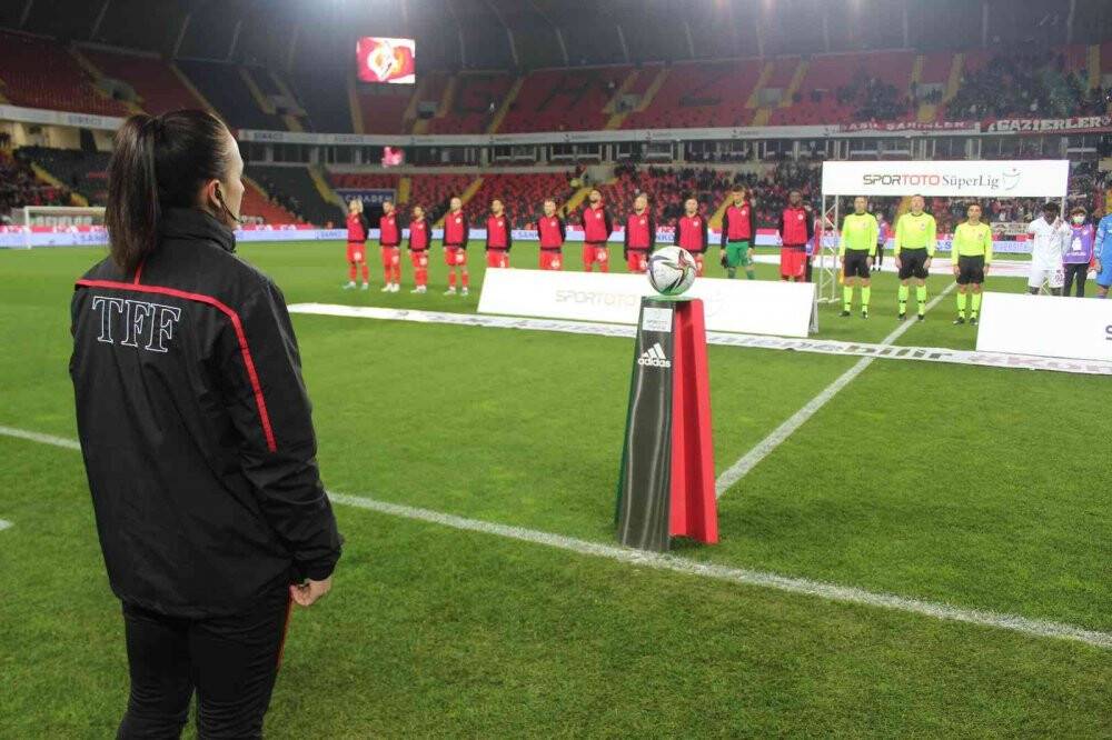 Kadın hakeme maç öncesi çiçek jesti