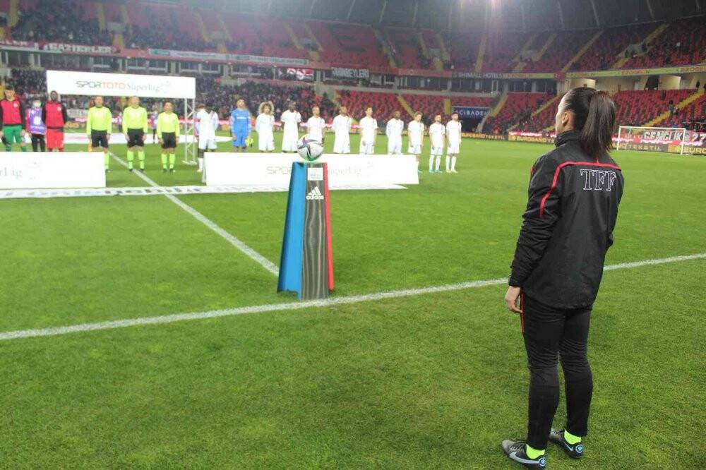 Kadın hakeme maç öncesi çiçek jesti