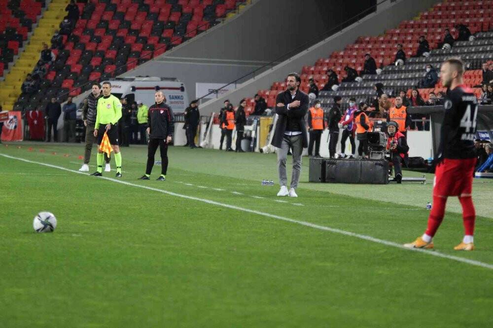 Kadın hakeme maç öncesi çiçek jesti