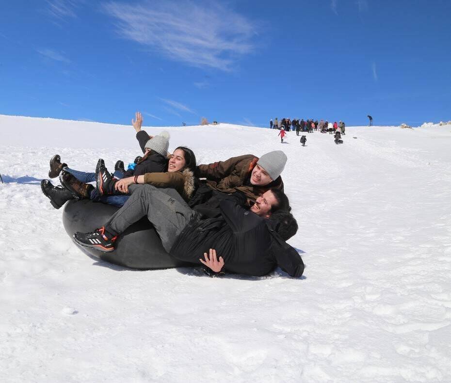 Konya’da 2 bin rakımlı yaylada kayak keyfi yaşadılar