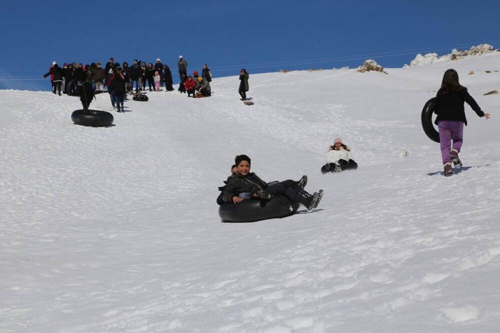 Konya’da 2 bin rakımlı yaylada kayak keyfi yaşadılar