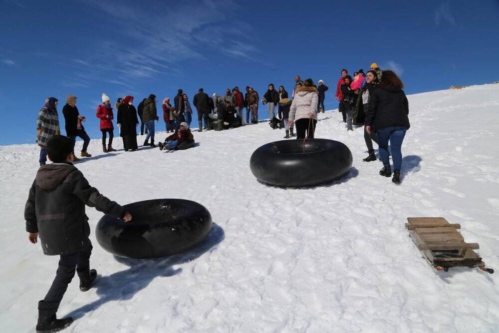 Konya’da 2 bin rakımlı yaylada kayak keyfi yaşadılar